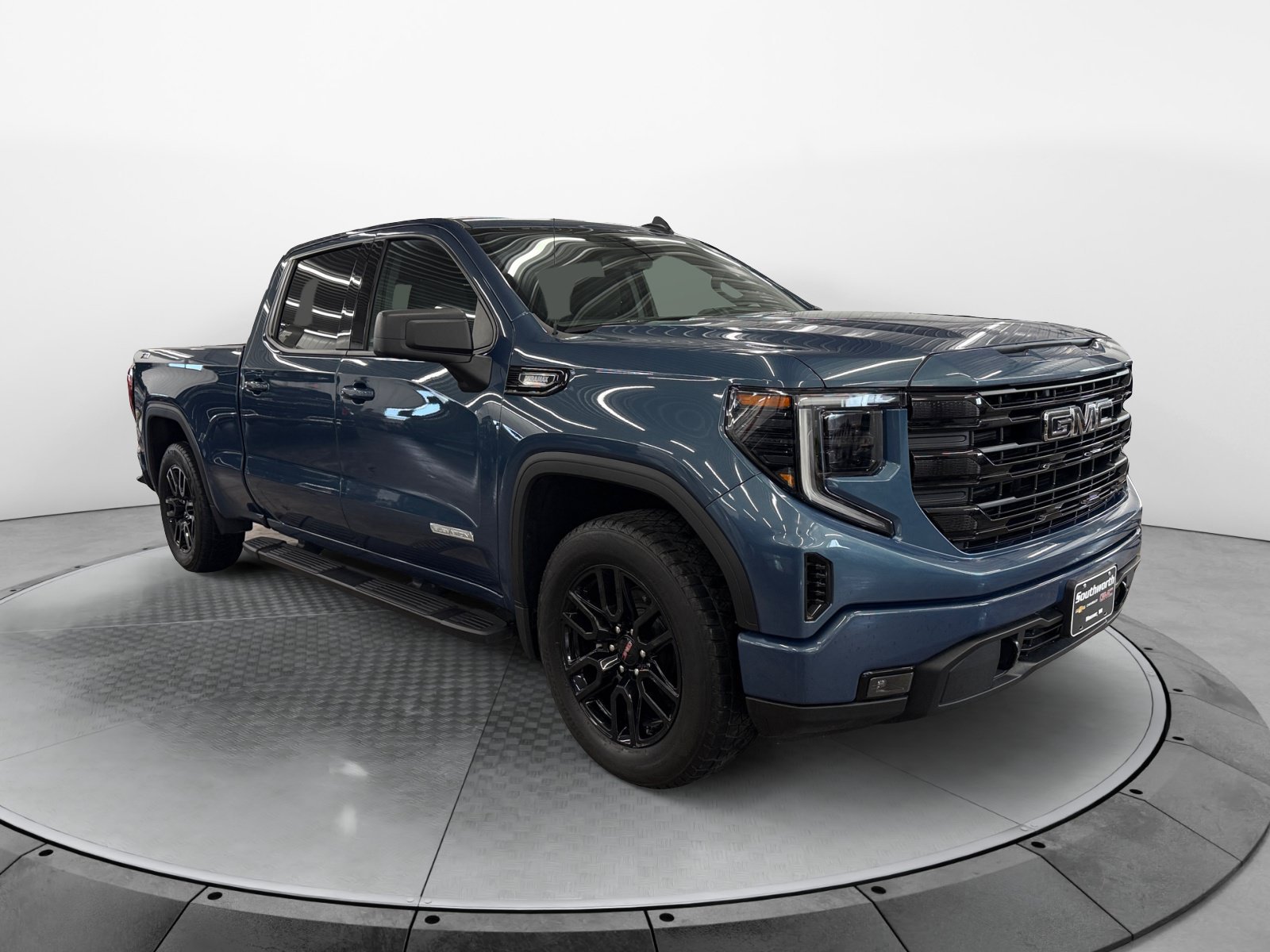 Used 2024 GMC Sierra 1500 Elevation w/ Preferred Package AWD/4WD image 4
