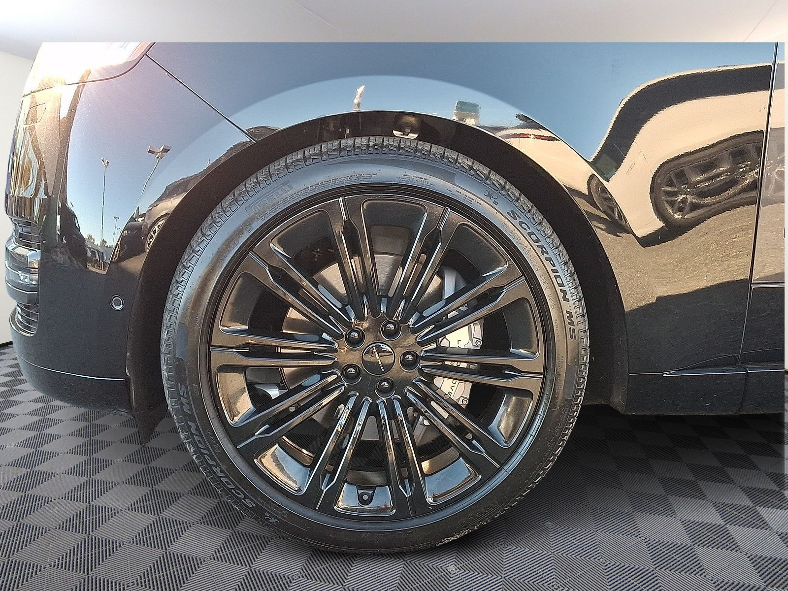 Certified 2025 Land Rover Range Rover SE AWD/4WD image 2