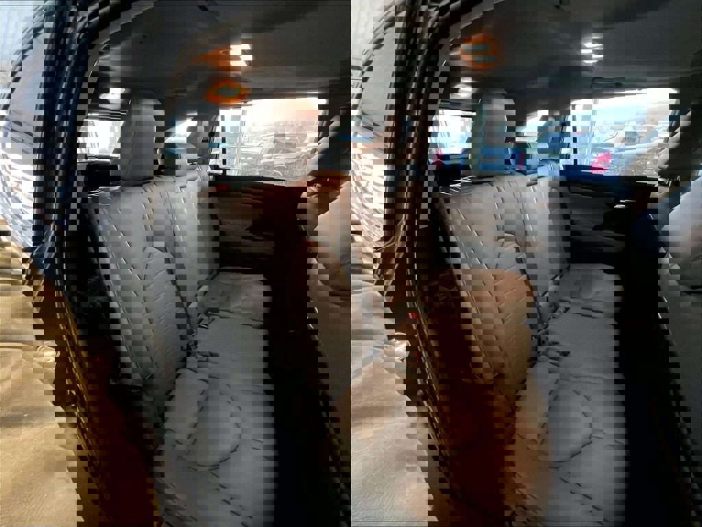 Used 2021 Toyota Highlander XLE image 16