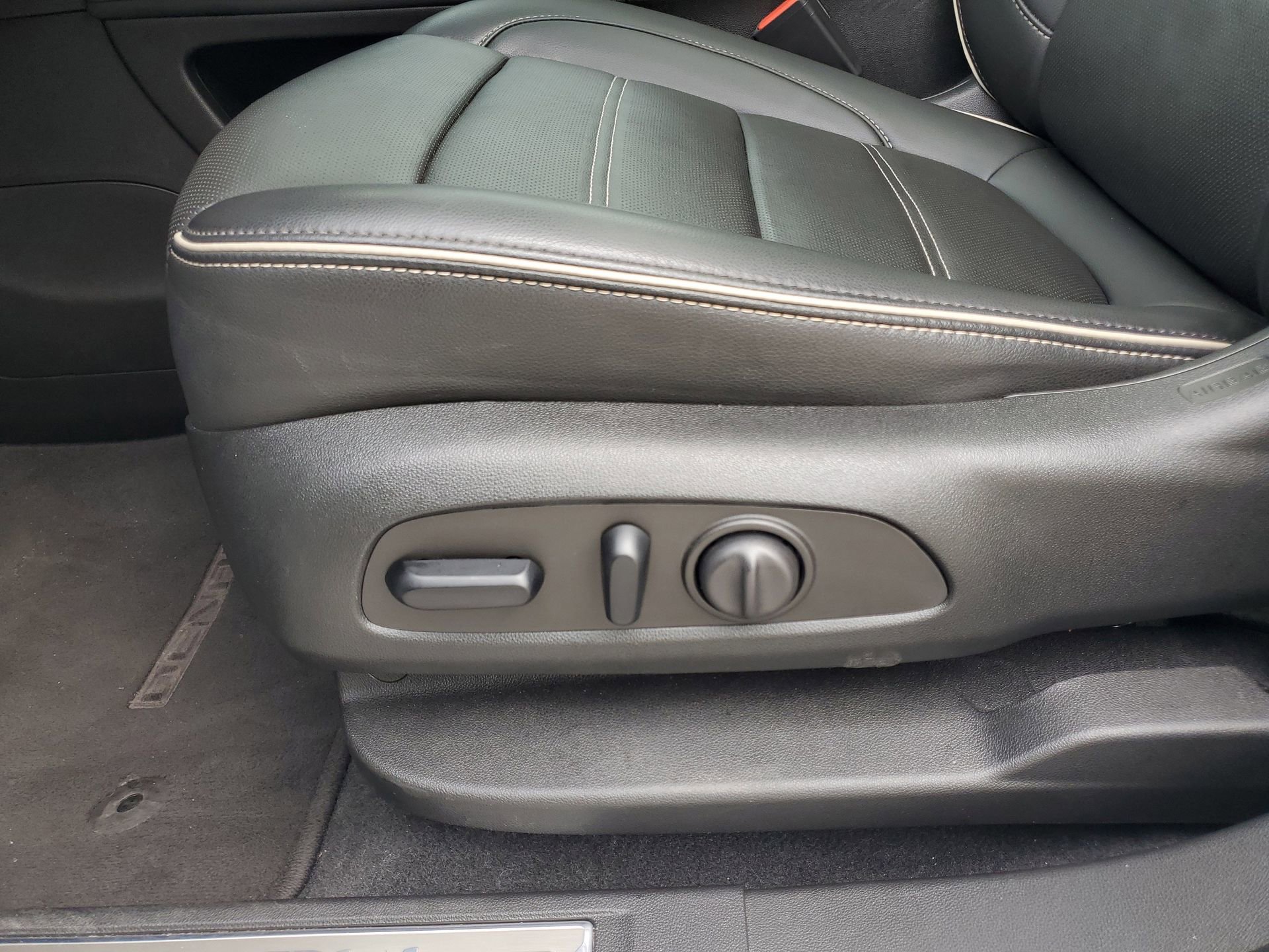 Used 2023 GMC Acadia Denali w/ Denali Technology Package image 17