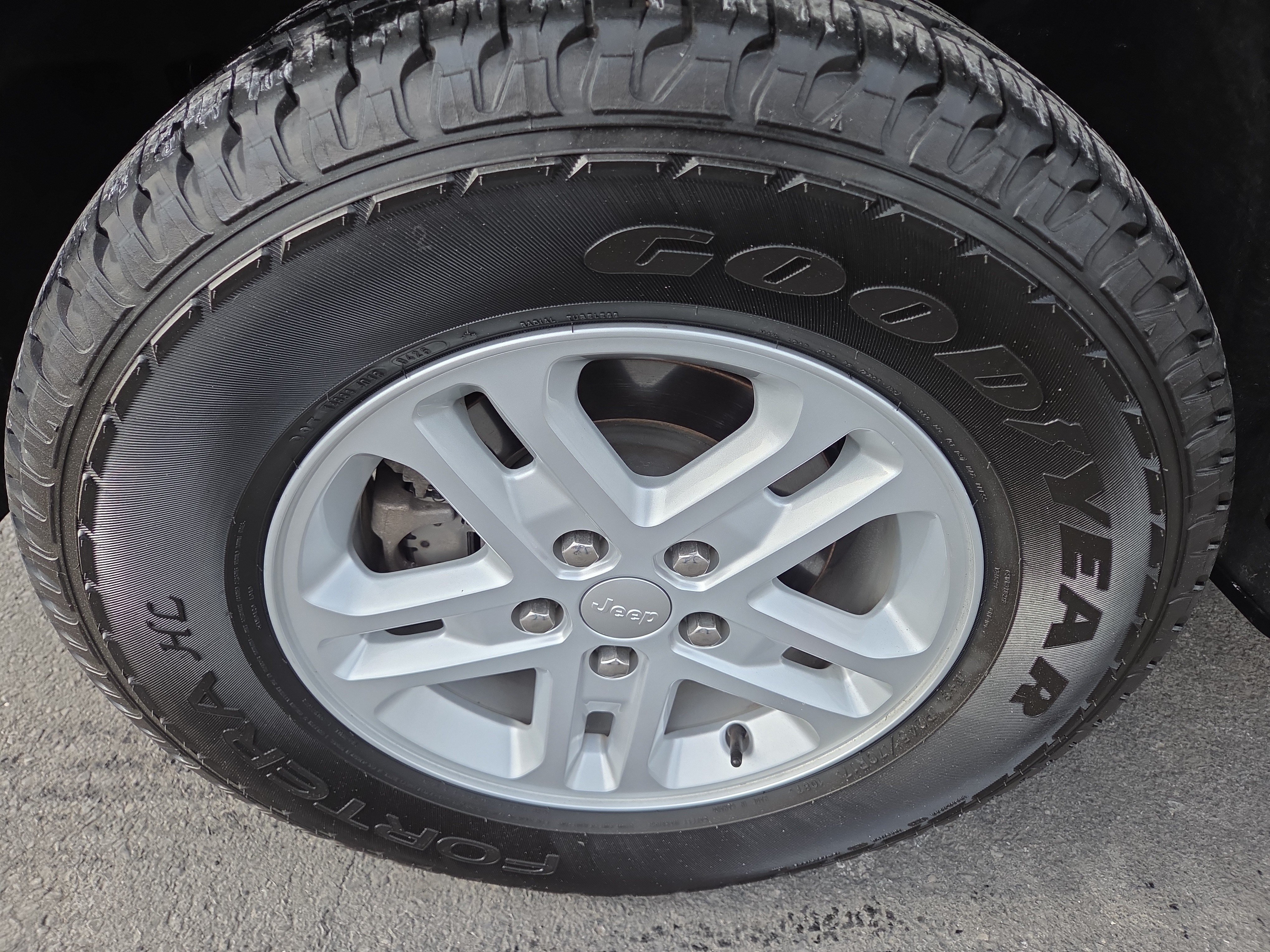 Used 2023 Jeep Grand Cherokee Laredo AWD/4WD image 11