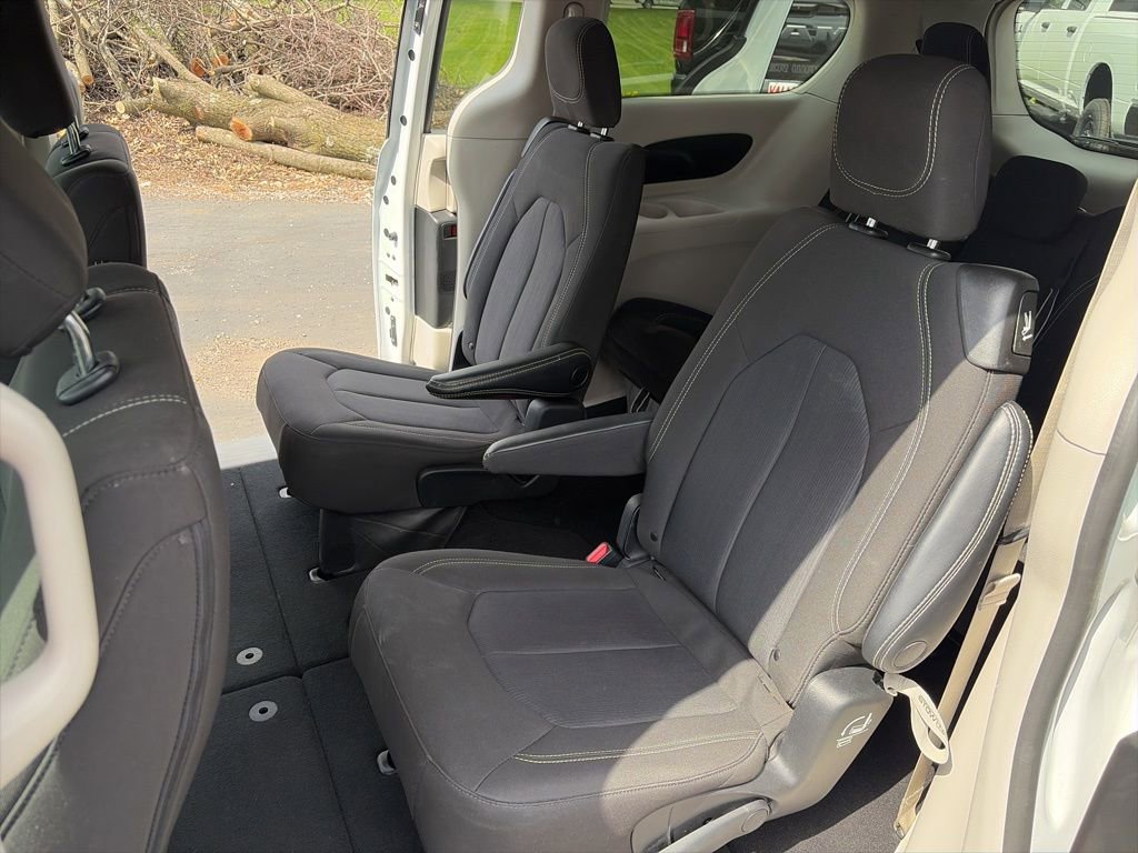 Used 2023 Chrysler Voyager LX image 3