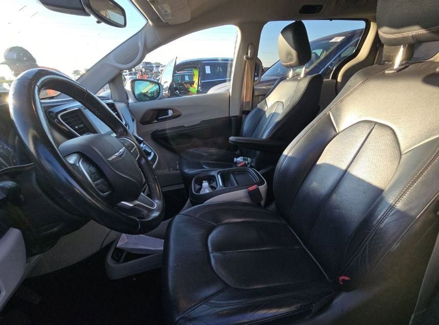 Used 2018 Chrysler Pacifica Touring-L FWD image 28