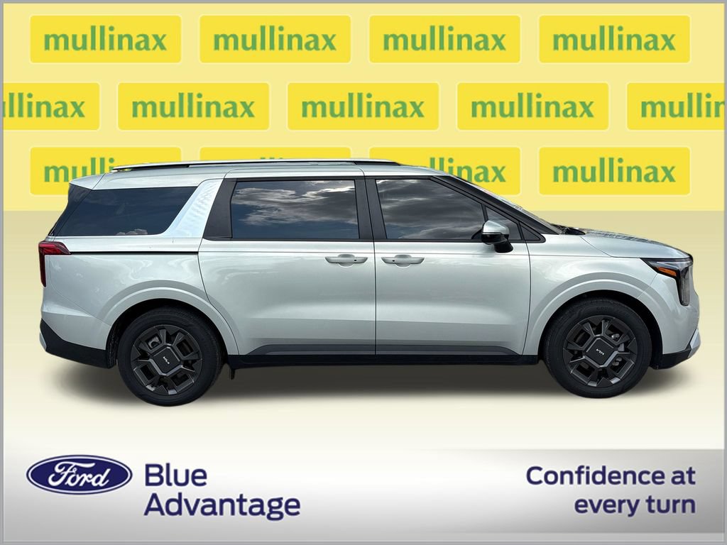 Used 2025 Kia Carnival EX FWD image 2