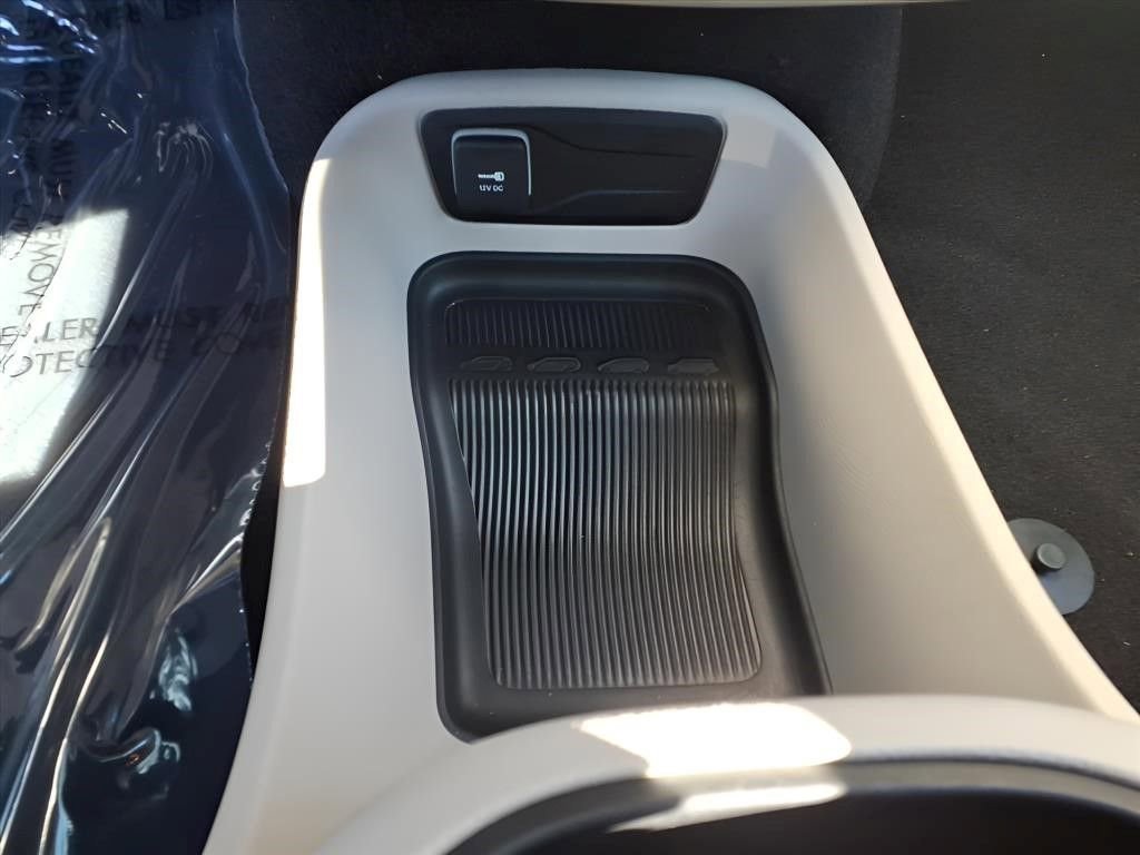 Used 2023 Chrysler Pacifica Touring-L FWD image 13