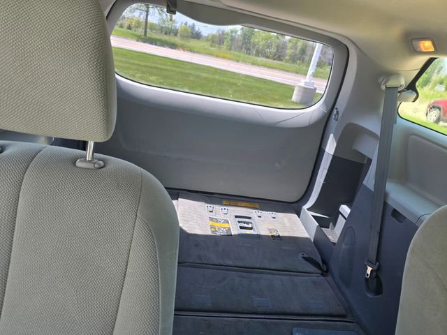 Used 2013 Toyota Sienna L w/ Towing Pkg FWD image 11
