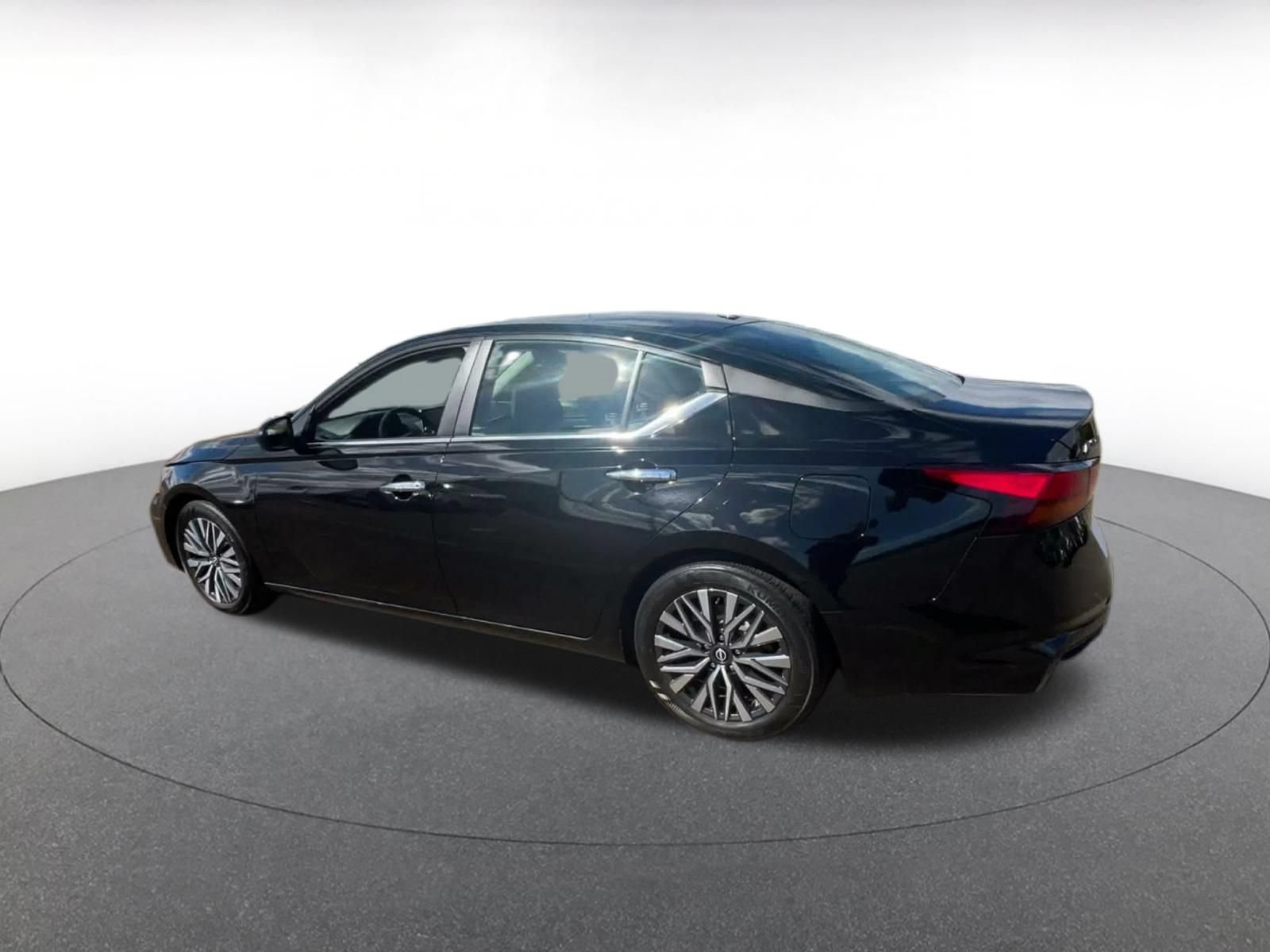 Used 2024 Nissan Altima 2.5 SV FWD image 9