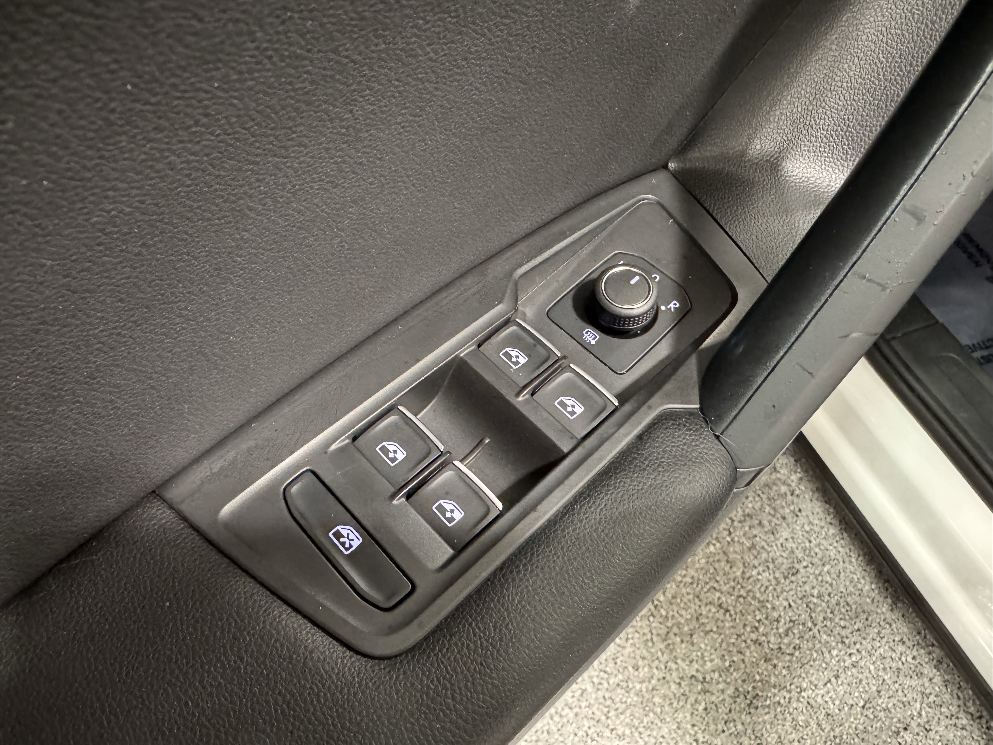 Used 2019 Volkswagen Tiguan SE w/ Panoramic Sunroof Package image 23