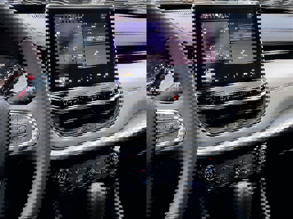 Used 2024 Jeep Compass Limited image 18