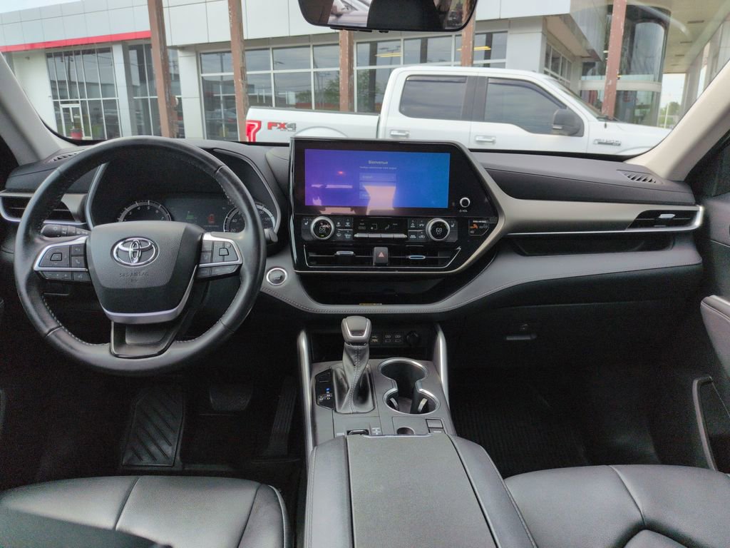 Used 2023 Toyota Highlander XLE image 12