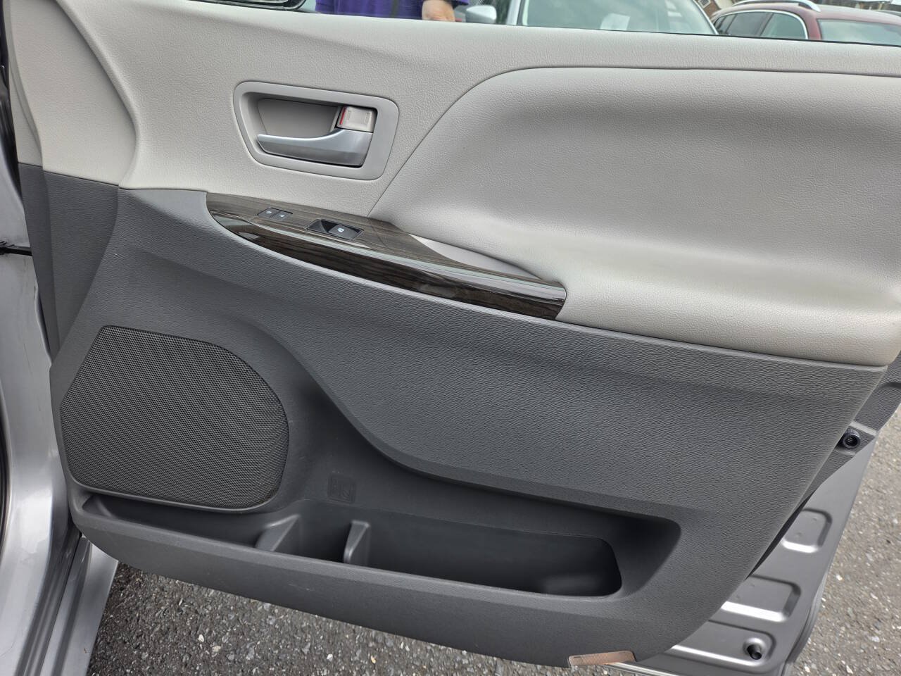 Used 2015 Toyota Sienna XLE FWD image 32