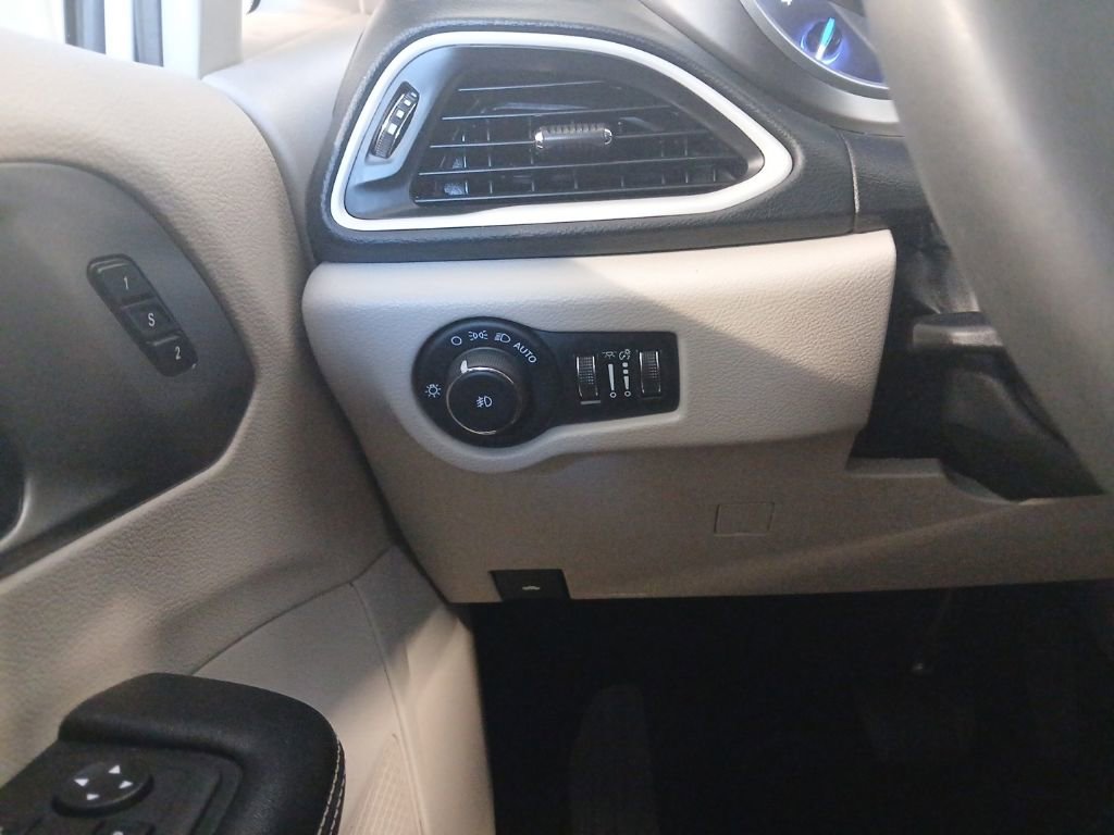 Used 2024 Chrysler Pacifica Touring-L FWD image 11