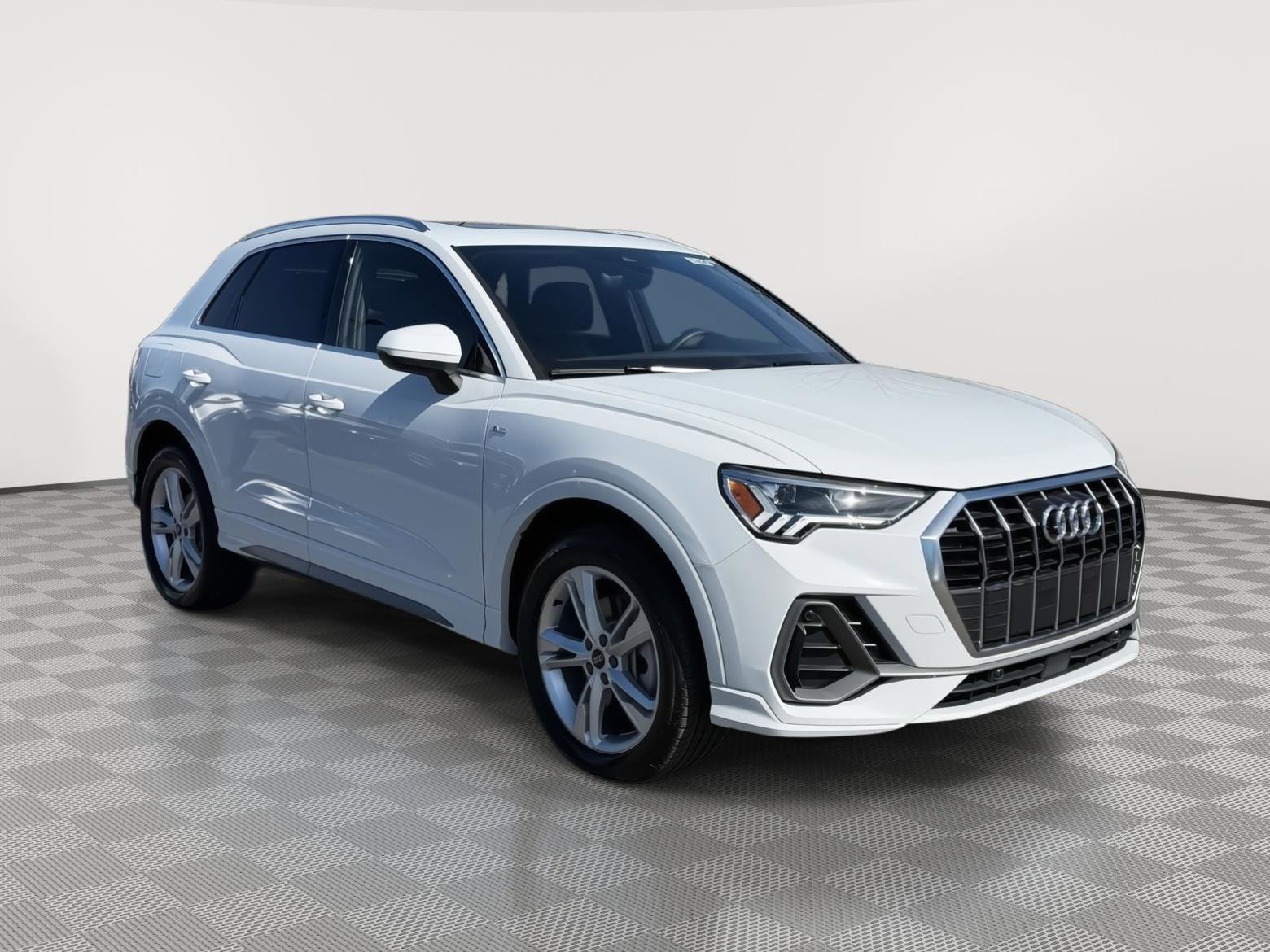 Used 2023 Audi Q3 2.0T Premium w/ Convenience Package image 3