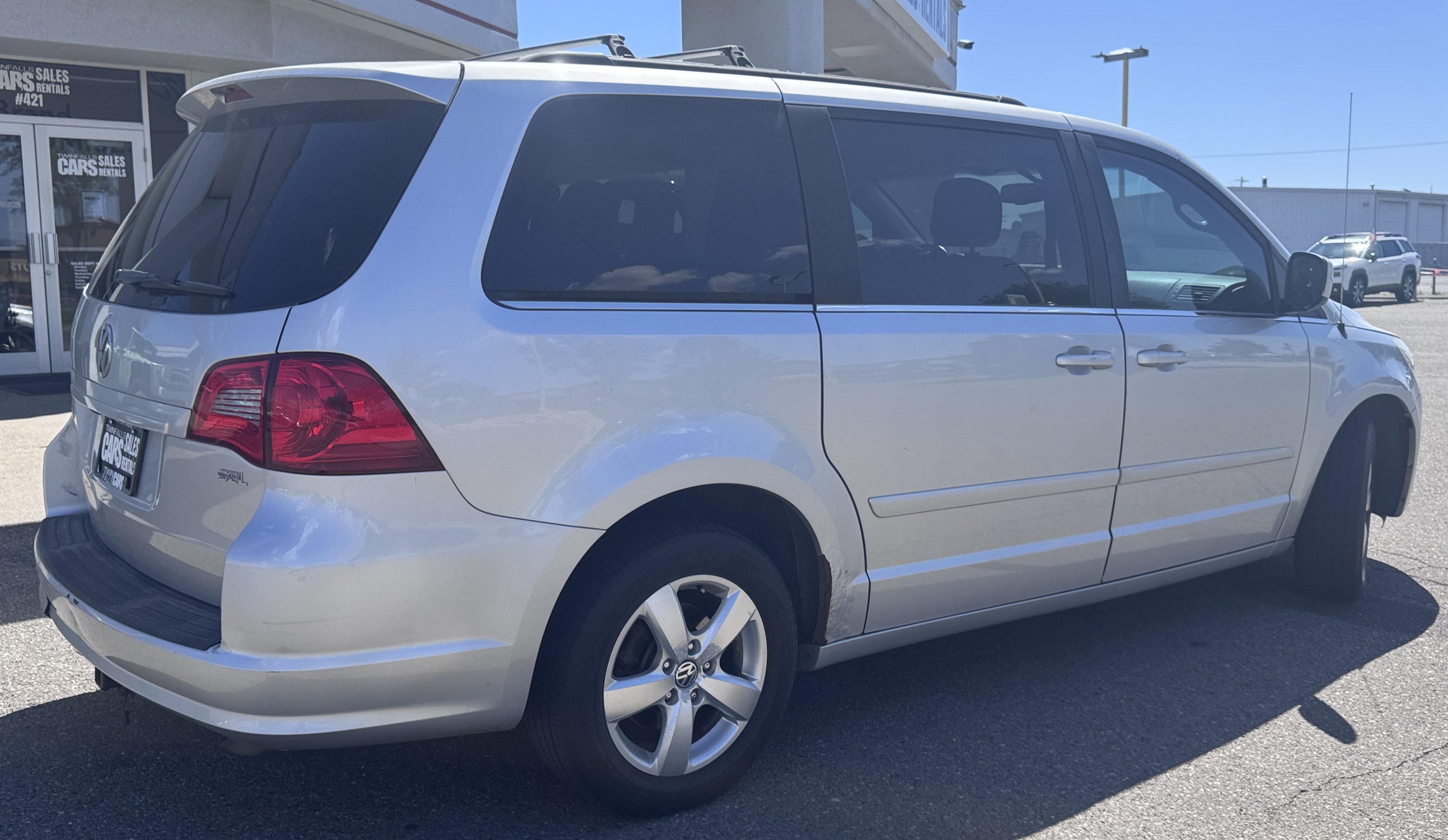 Used 2011 Volkswagen Routan SEL FWD image 8