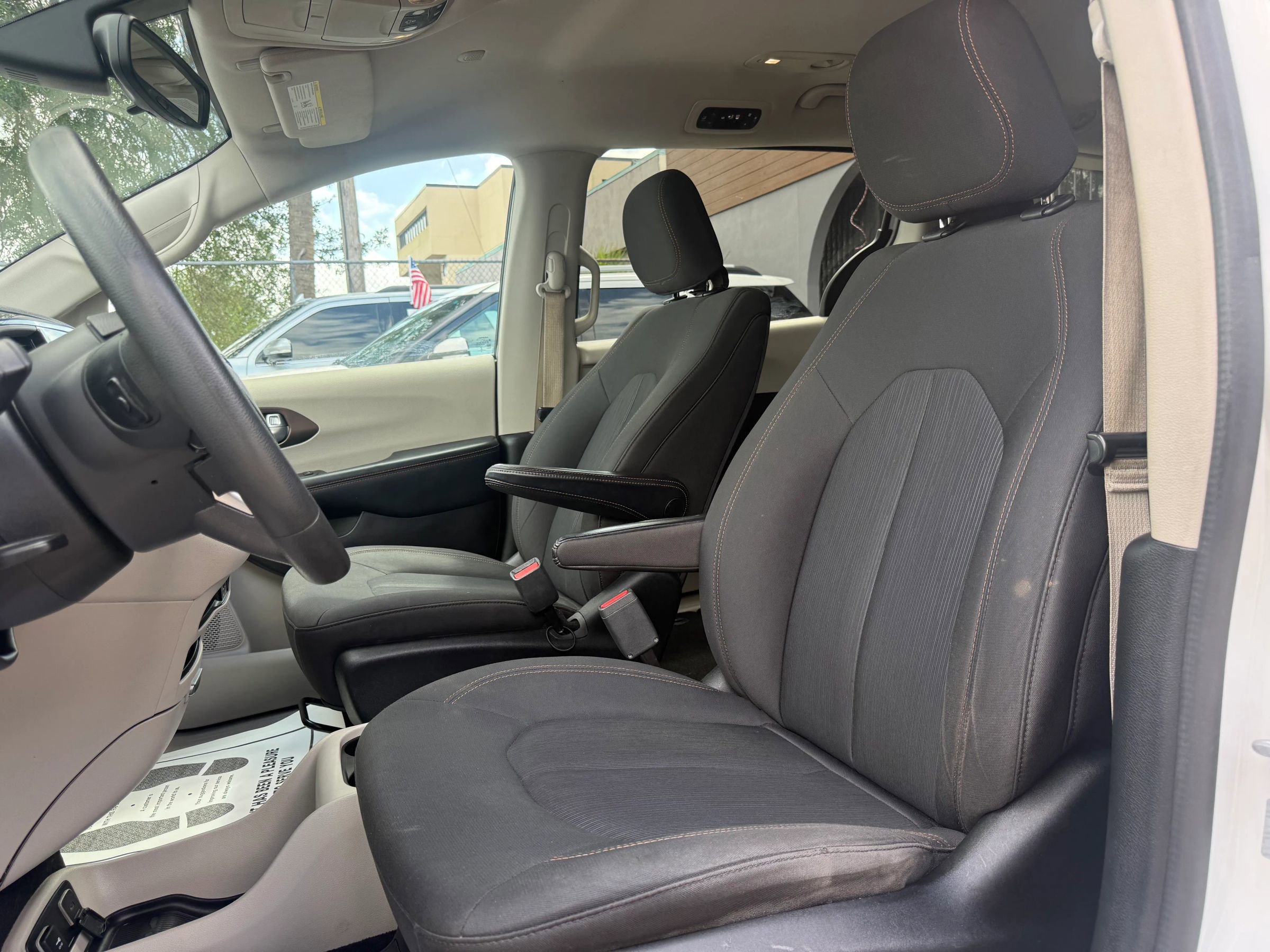 Used 2017 Chrysler Pacifica Touring FWD image 14