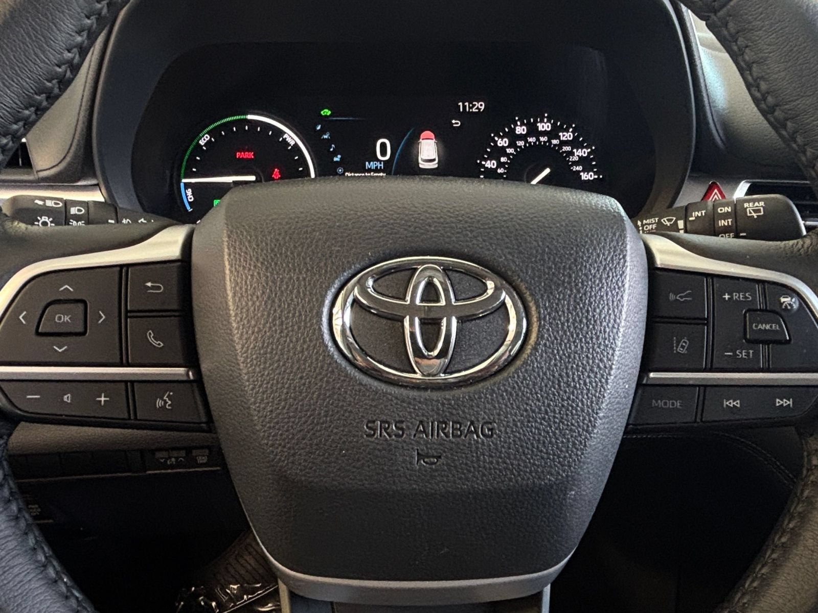 Used 2025 Toyota Sienna XLE FWD image 28