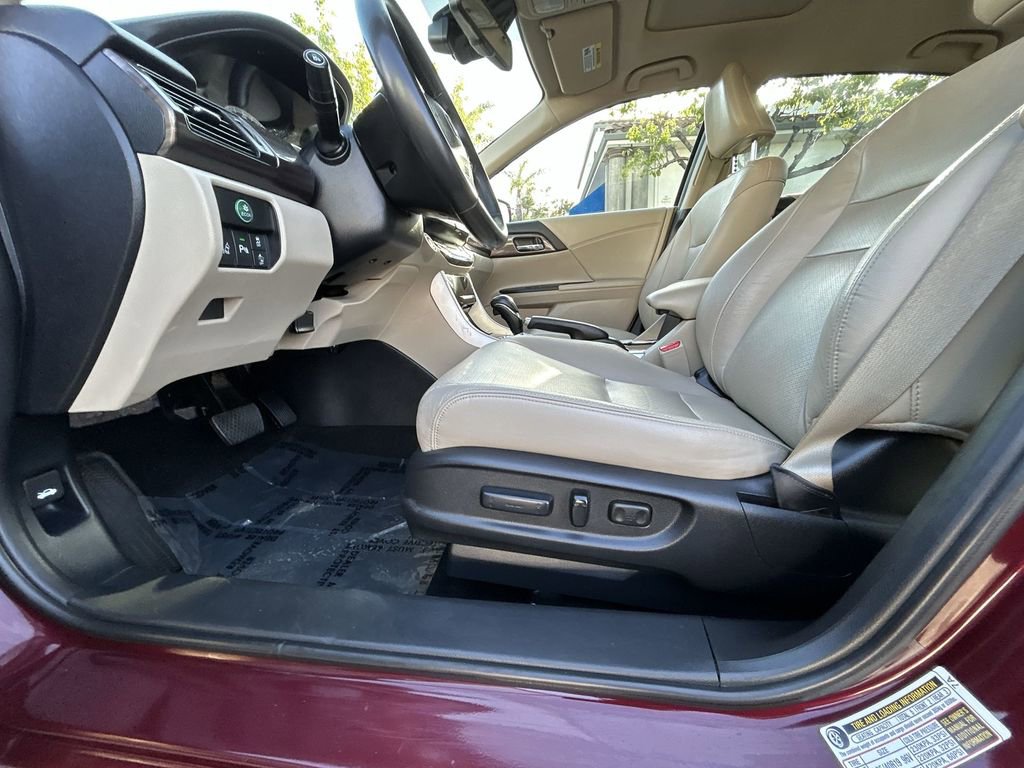 Used 2017 Honda Accord Touring image 12