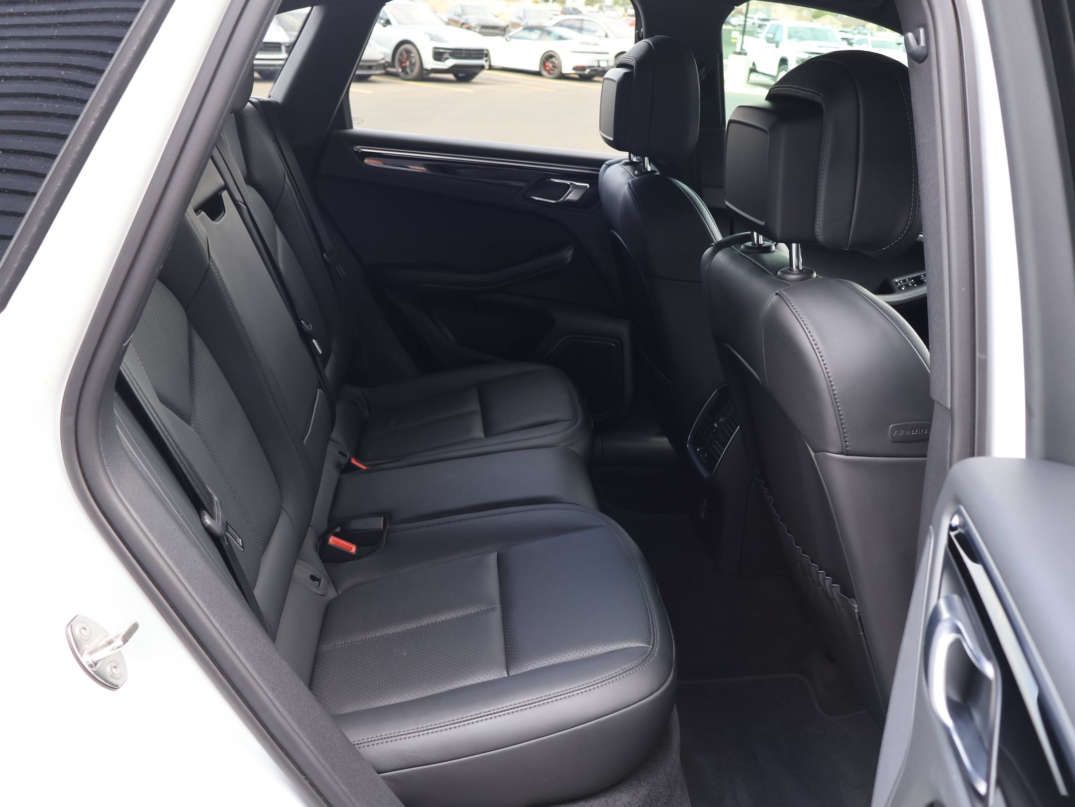Certified 2023 Porsche Macan AWD/4WD image 25