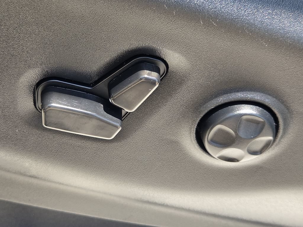 Used 2024 Chrysler Pacifica Touring-L FWD image 27