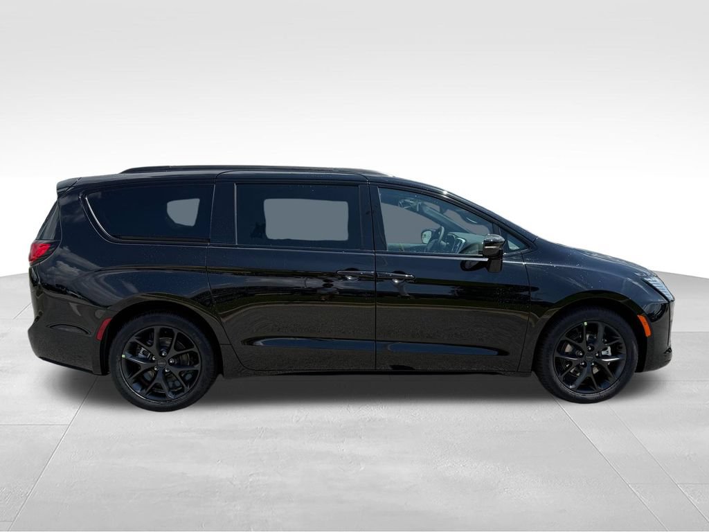 New 2027 Chrysler Pacifica Limited w/ S Appearance Package FWD image 28