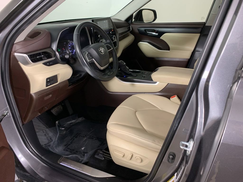 Used 2022 Toyota Highlander XLE FWD image 31