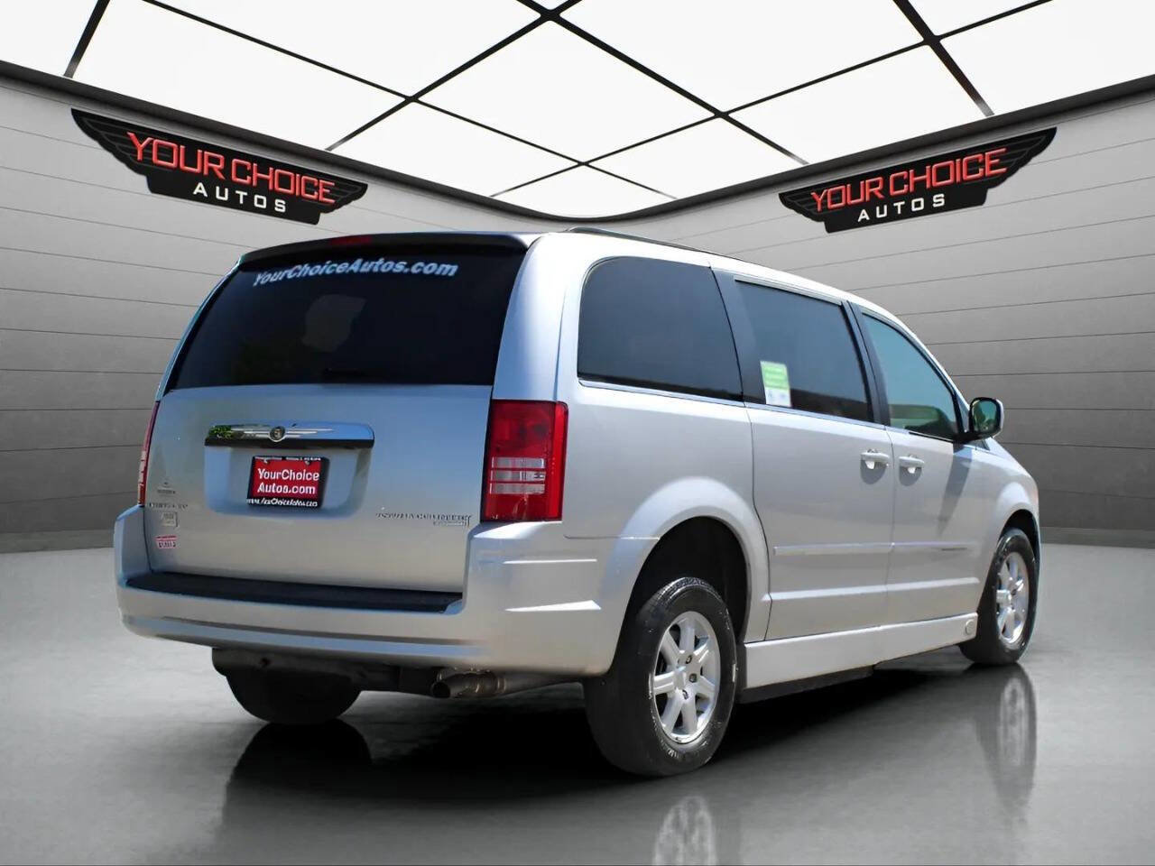 Used 2010 Chrysler Town & Country Touring image 6
