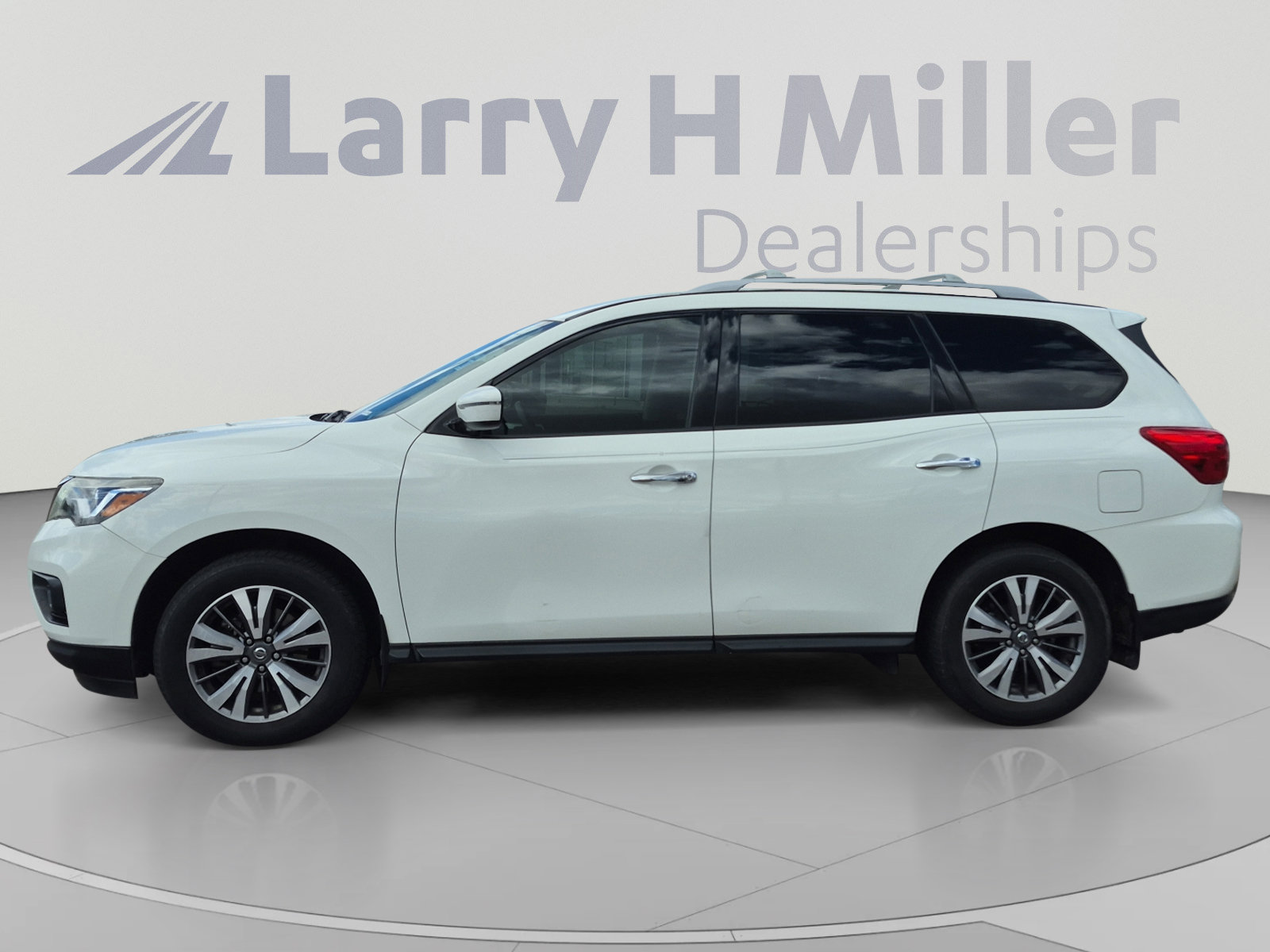 Used 2020 Nissan Pathfinder S FWD image 2