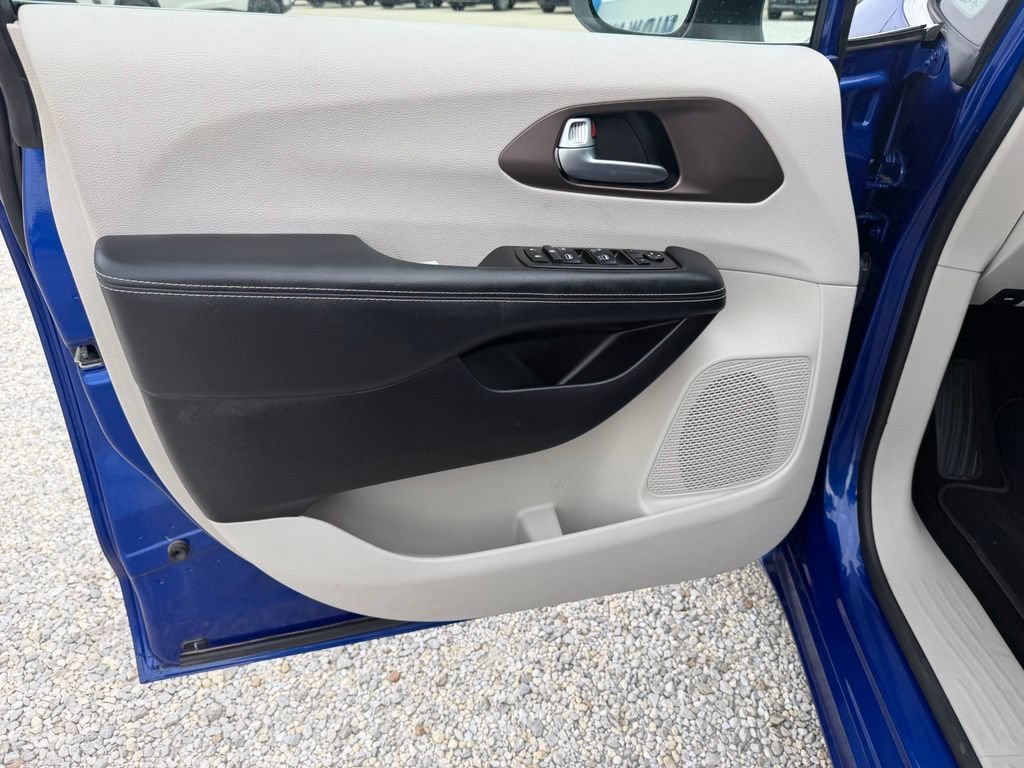 Used 2021 Chrysler Voyager LX FWD image 9