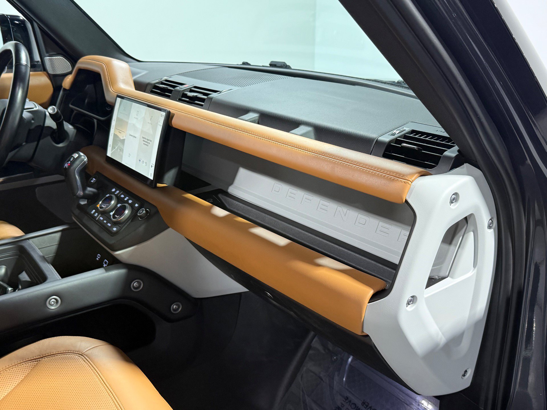 Used 2023 Land Rover Defender 130 SE AWD/4WD image 42