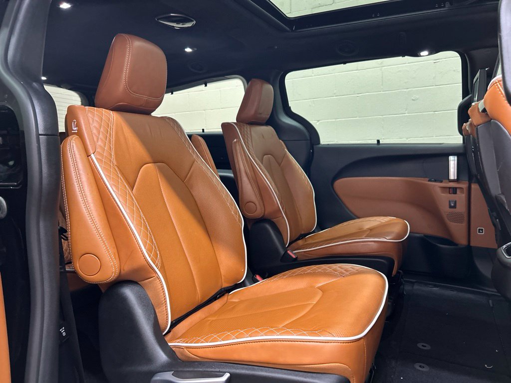 Used 2025 Chrysler Pacifica Pinnacle FWD image 13