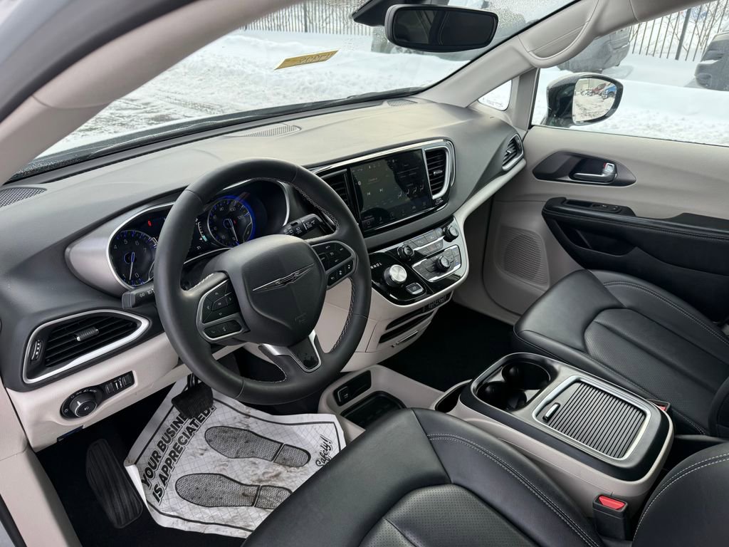 Used 2024 Chrysler Pacifica Touring-L image 13