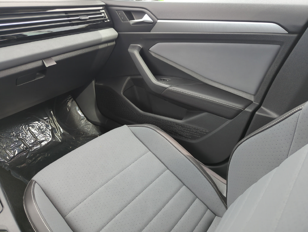 New 2026 Volkswagen Jetta SE FWD image 29