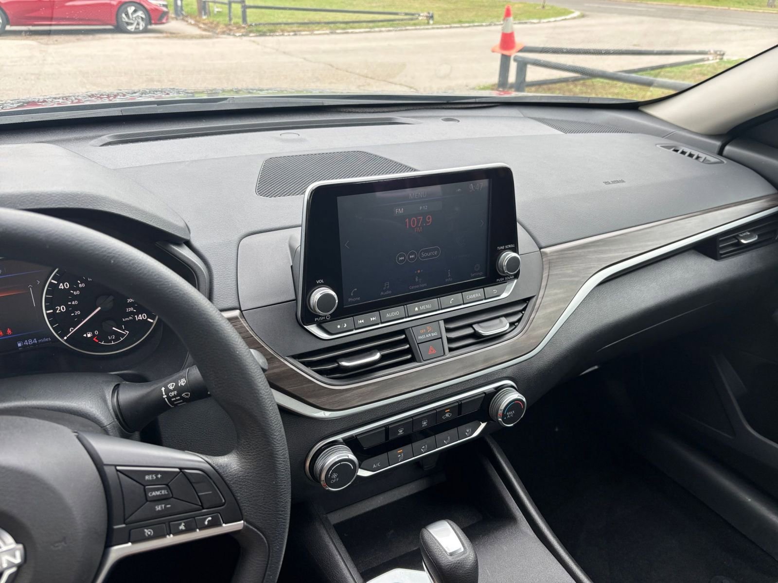 Used 2025 Nissan Altima 2.5 SV FWD image 17