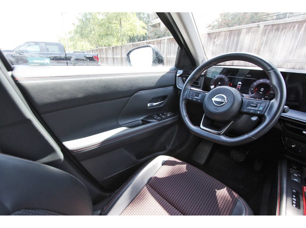 Used 2025 Nissan Kicks SR w/ SR Premium Package AWD/4WD image 9