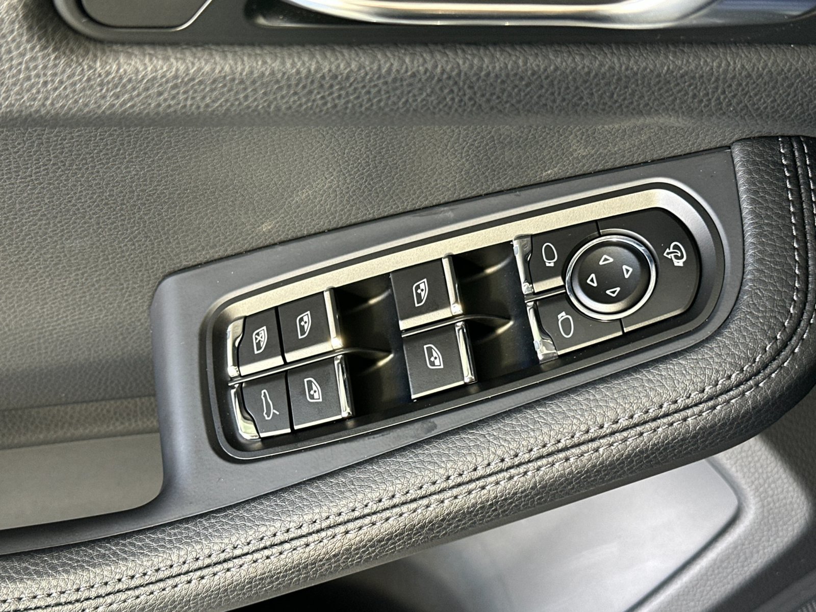 Certified 2026 Porsche Macan AWD/4WD image 13