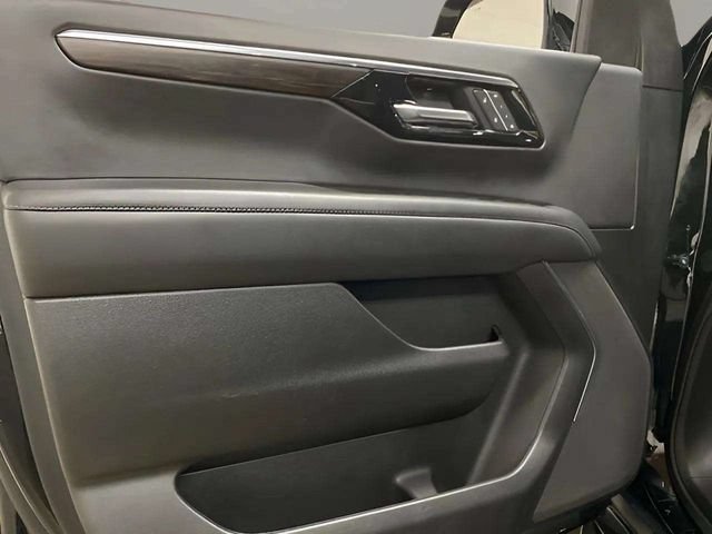 Used 2025 Chevrolet Suburban LT RWD image 30