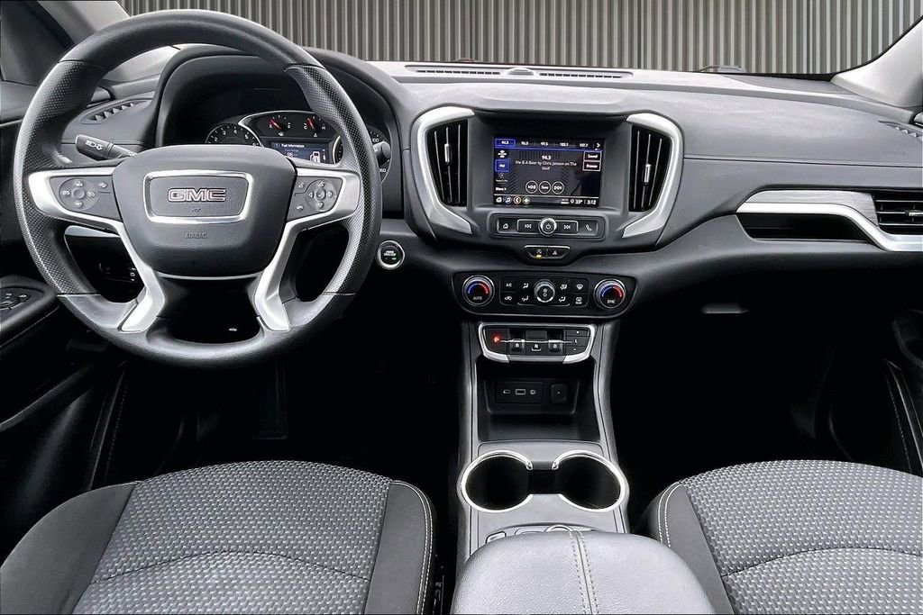 Used 2024 GMC Terrain SLE w/ Driver Convenience Package image 17