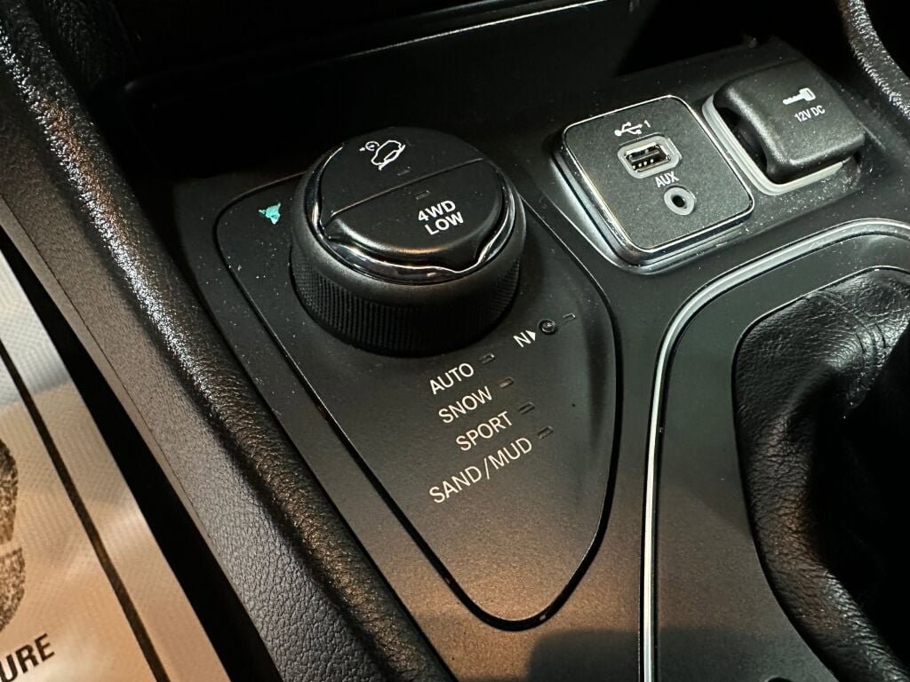 Used 2020 Jeep Cherokee Latitude Plus w/ Cold Weather Group AWD/4WD image 16