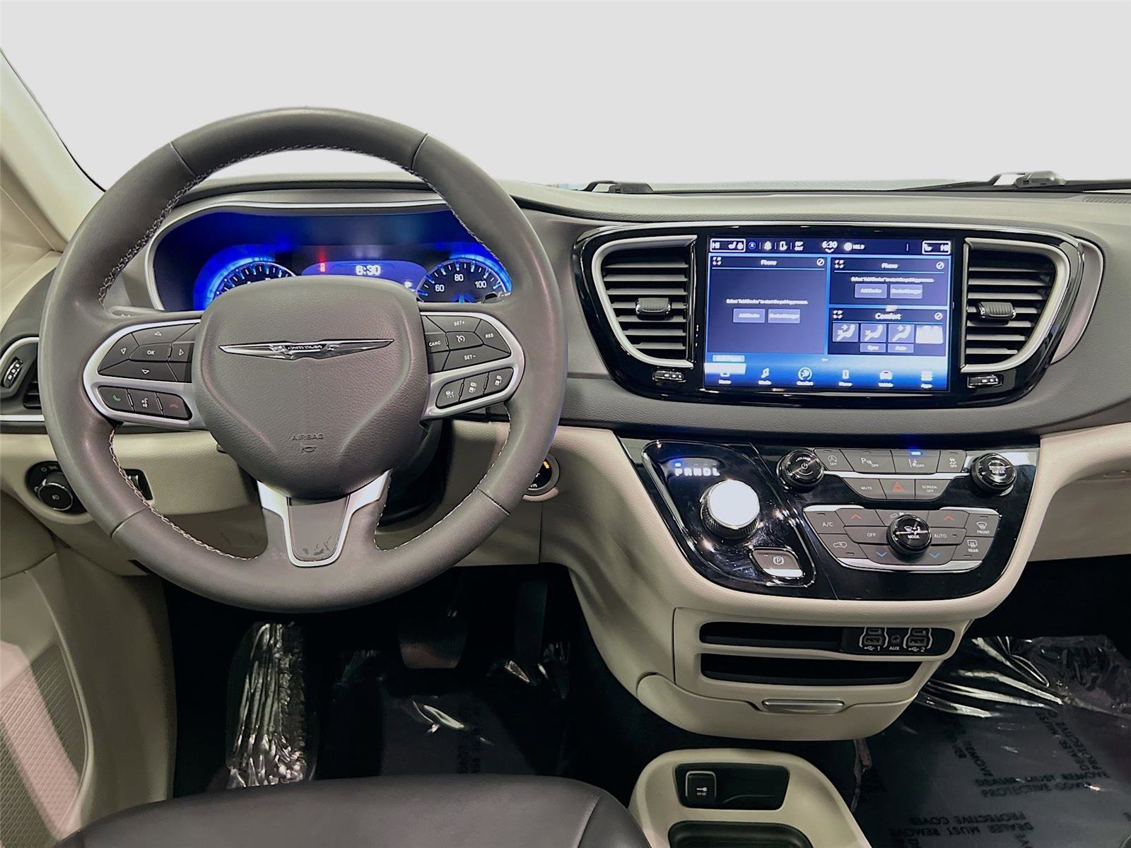 Used 2024 Chrysler Pacifica Touring-L FWD image 23