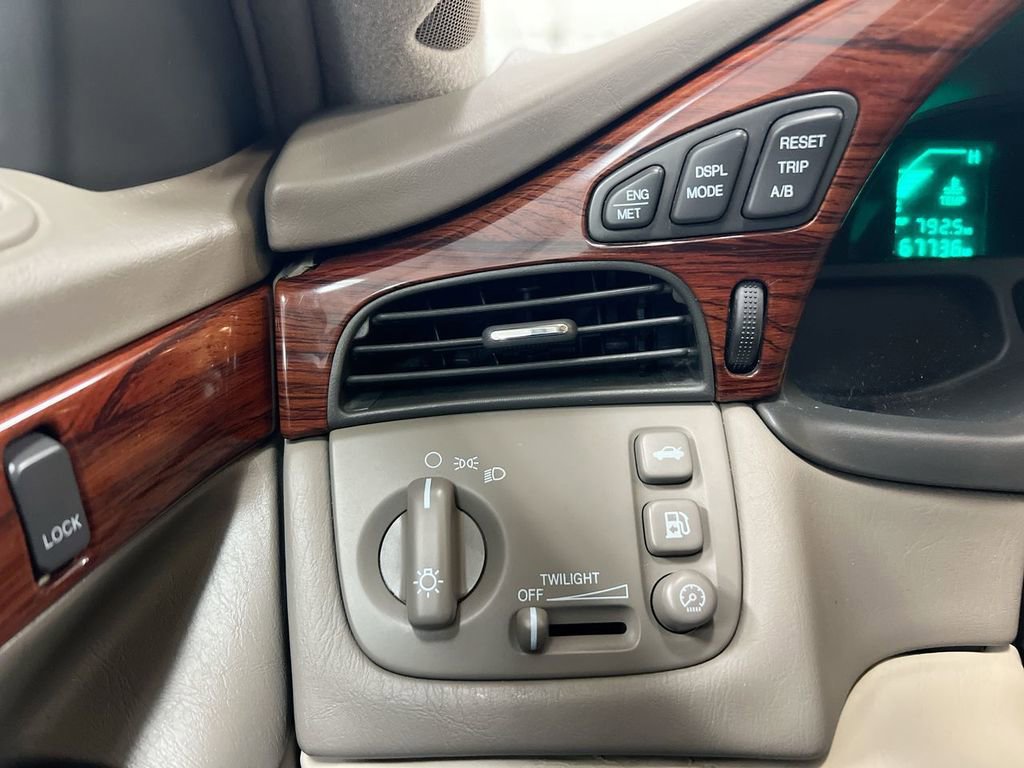Used 2003 Cadillac De Ville w/ Comfort & Convenience Package image 16