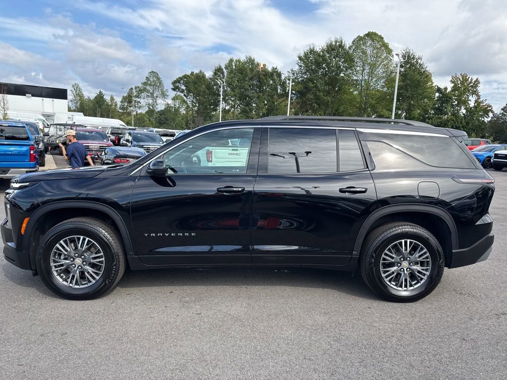 Used 2025 Chevrolet Traverse LT image 2
