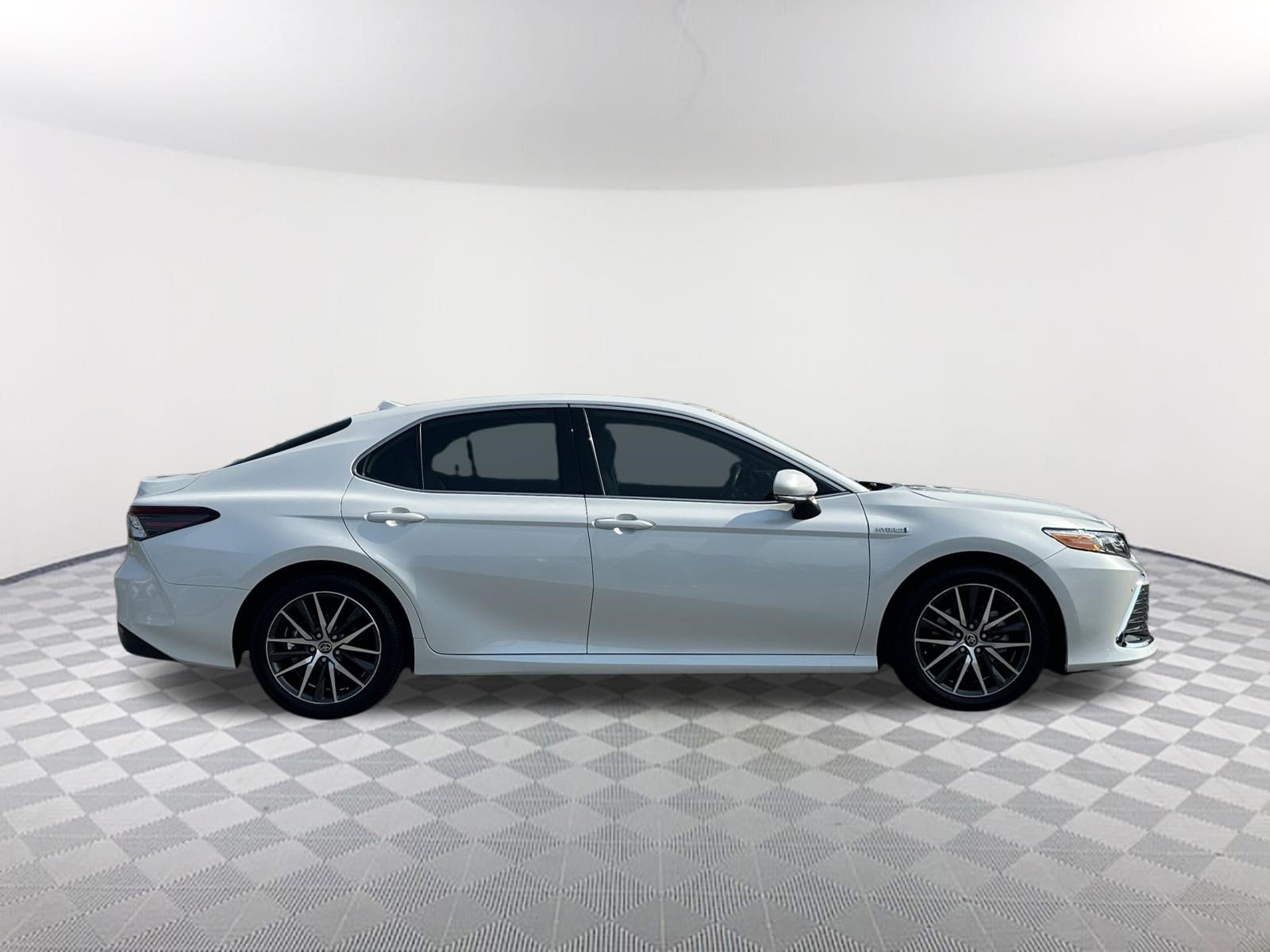Used 2021 Toyota Camry XLE w/ Navigation Upgrade Package FWD image 4