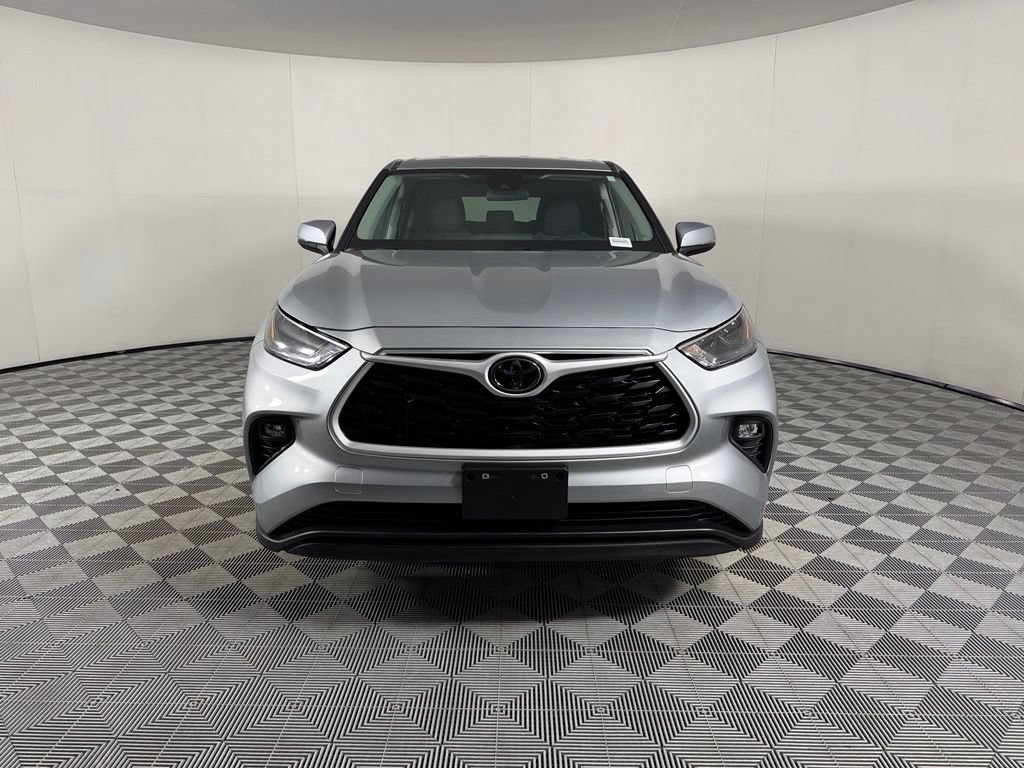 Used 2025 Toyota Highlander LE FWD image 10
