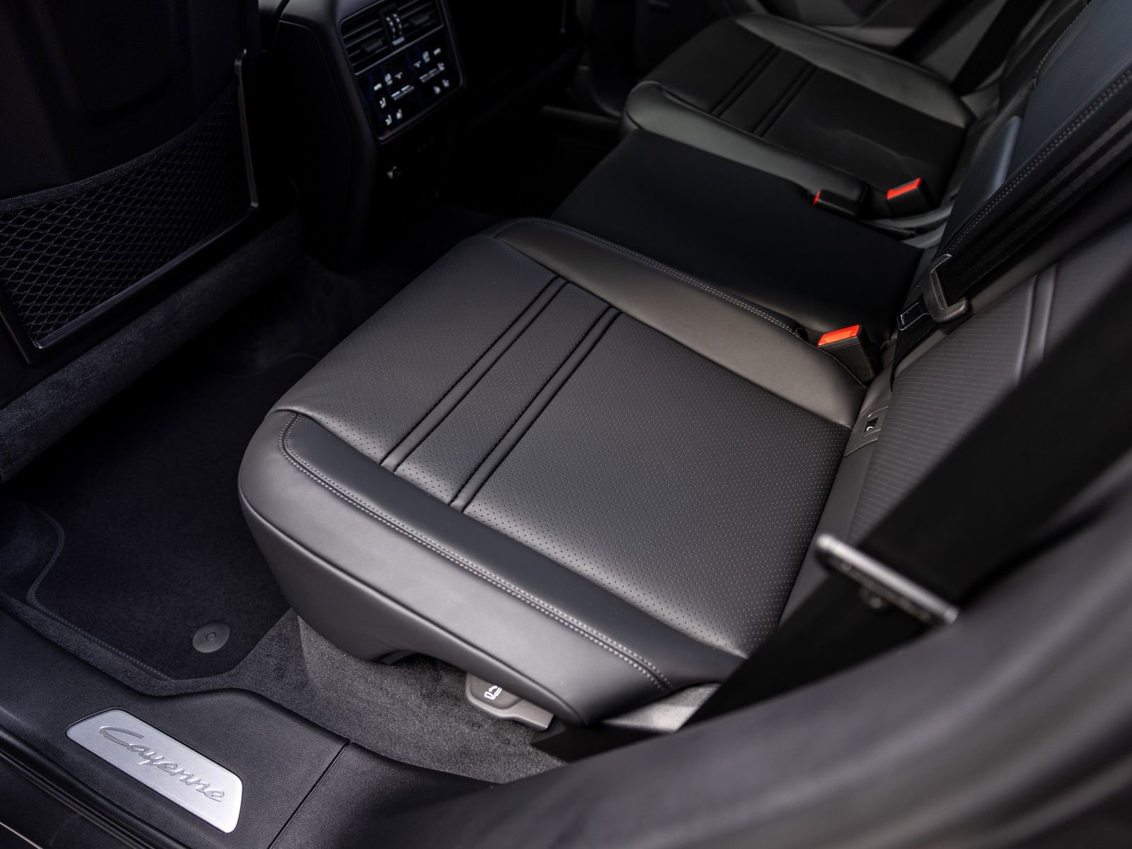Certified 2025 Porsche Cayenne Coupe AWD/4WD image 47