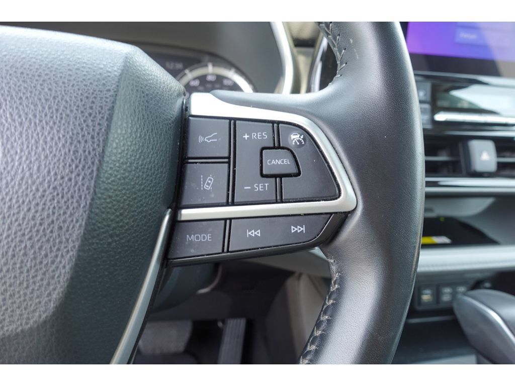 Used 2023 Toyota Highlander XLE FWD image 17