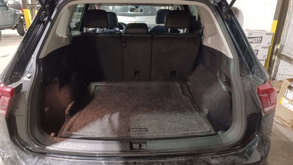 Used 2018 Volkswagen Tiguan SE w/ Panoramic Sunroof Package image 9