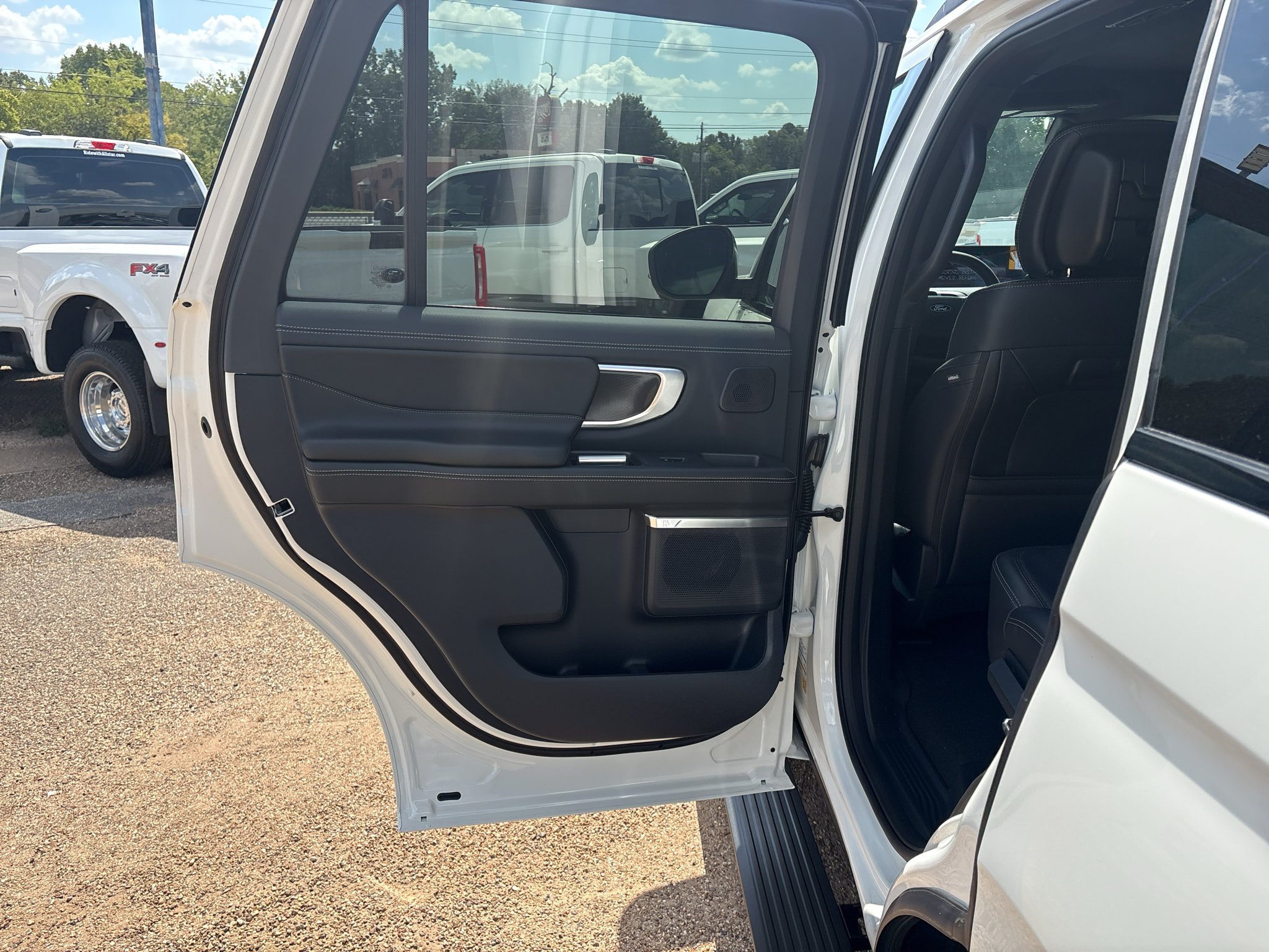 New 2027 Ford Expedition Platinum w/ Stealth Appearance Package AWD/4WD image 15