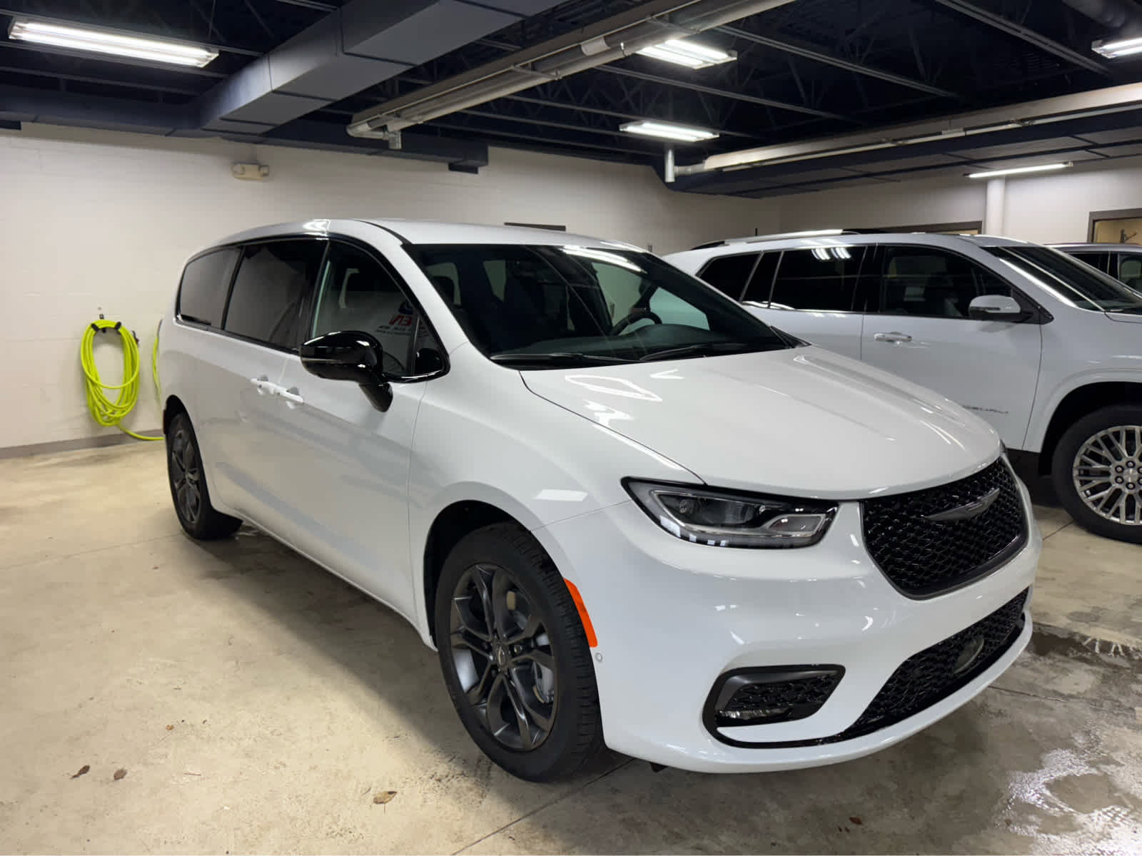 New 2026 Chrysler Pacifica Select image 3