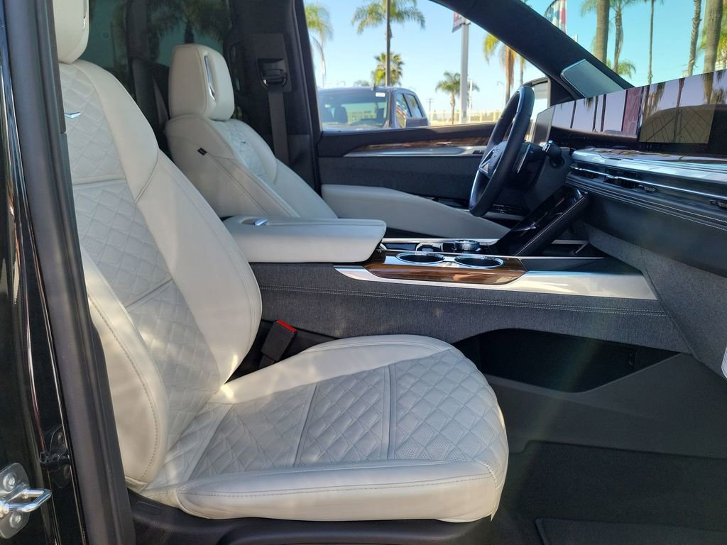 Certified 2025 Cadillac Escalade Premium Luxury Platinum image 28