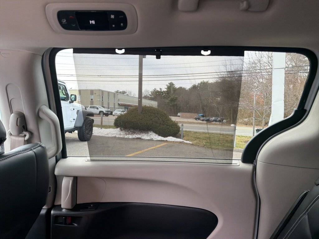 Used 2024 Chrysler Pacifica Touring-L image 21